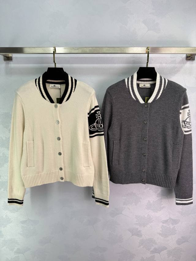 西太*2025秋冬新款土星圆领长袖开衫！定制羊毛纱线织造 质感高级 舒适柔软 圆领长袖开衫剪裁 突出温柔气质 手袖土星标识装饰 彰显品牌调性 常规版型穿搭愈发高