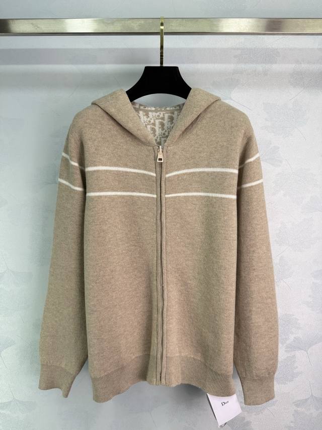 Dio*2025早秋爆款回归 老花Logo拉链针织外套！双面可穿哦，后背字母提花织纹工艺奢华帅气！连帽设计时髦又高级！白富美必入！经典版型不挑人上身巨显瘦！瑞士