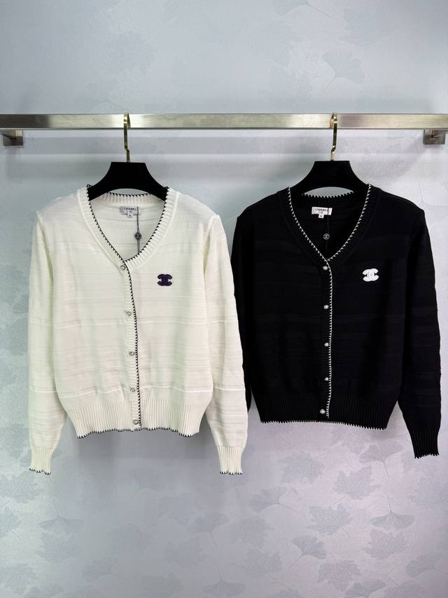 Ch*25早秋新款小香风V领针织开衫 经典双C标设计 领口黑色撞色边 面料柔软舒适 常规版型不挑身材年龄 秋冬日常简约百搭款！2色3码Sml