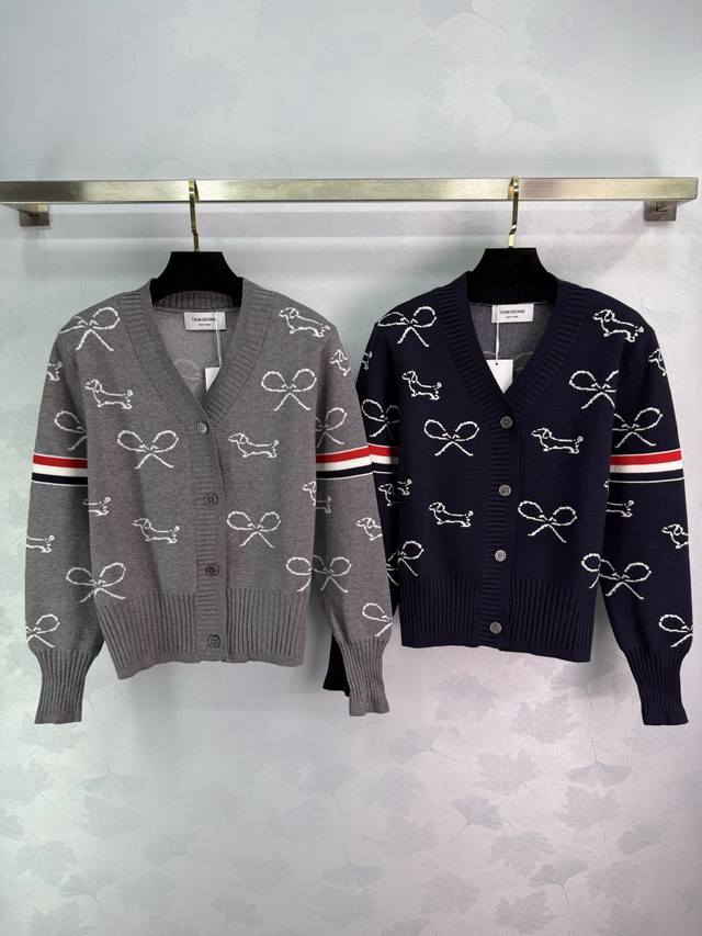 Tb*25早秋新款小狗刺绣开衫 袖子都有红白条纹点缀 满身小狗和蝴蝶结刺绣图案 做工精致 面料是优质羊毛混纺 手感柔软舒适 让视觉效果更丰富 衣橱日常通勤约会必