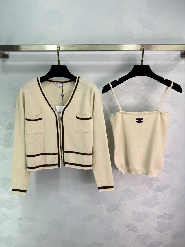 Ch*25早秋新款小香风针织套装 开衫吊带 开衫双口袋设计 配黑色条纹 搭配同色吊带 超级显气质 日常简约百搭款！1色3码Sml