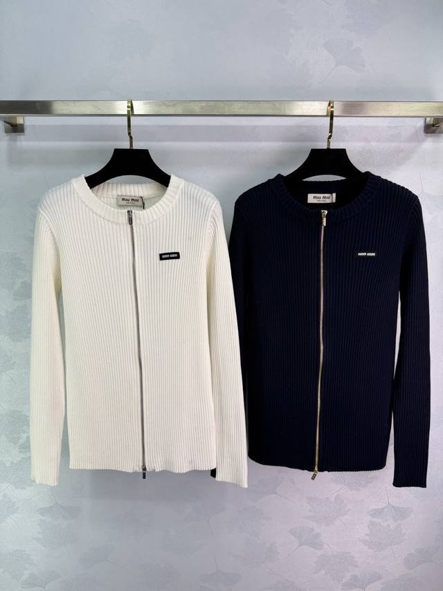 Miu*25早秋新款经典拉链针织开衫 100%纯羊毛面料 手感柔软舒适 金色拉链设计 搭配Logo刺绣 修身显瘦版型 搭配裙裤都很好看 秋冬季节百搭！2色3码S