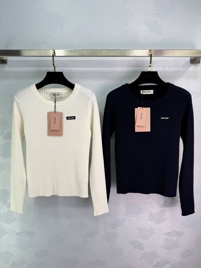 Miu*25早秋新款圆领针织衫 胸前Logo徽标设计 修身版型显瘦 面料柔软舒适 罗纹针织工艺 单穿内搭都很好看！2色3码Sml