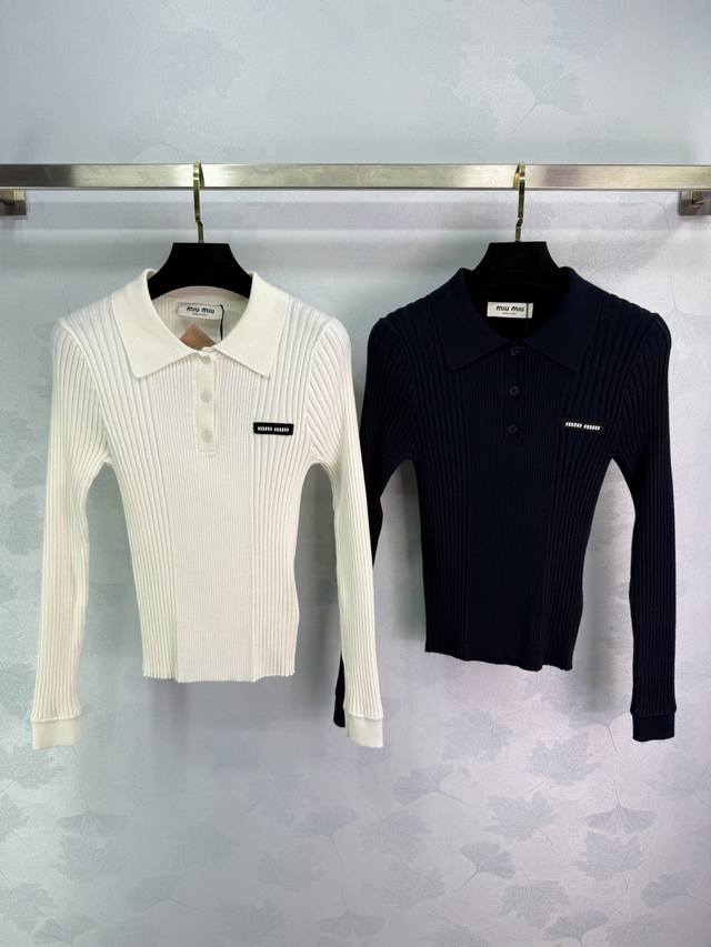 Miu*25早秋新款polo领针织衫 胸前Logo徽标设计 修身版型显瘦 面料柔软舒适 罗纹针织工艺 单穿内搭都很好看！2色3码Sml