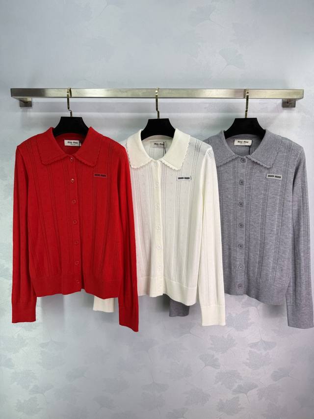 Miu*26Ss新款翻领针织开衫 胸前精致字母Logo 镂空挑花针织工艺 长袖polo领设计 超级显气质 面料柔软舒适 精致时髦百搭 3色3码Sml。