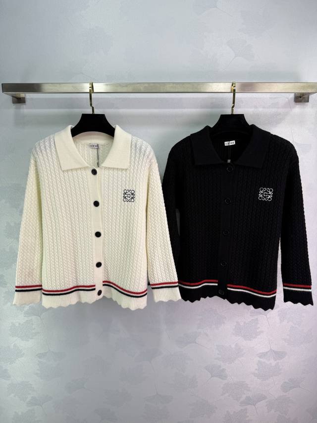 Loe*25秋冬新款翻领针织开衫 粗针纹理设计 波浪花边下摆 polo领单排扣 经典Logo刺绣 撞色条纹细节 面料柔软舒适 秋冬通勤百搭！2色3码Sml