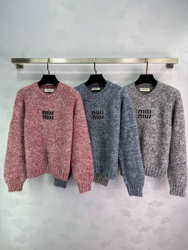 Miu*25秋冬新款圆领毛衣 采用进口羊绒混纺面料 圆领套头版型 成衣混色纱线钩织突出细节质感 质感无敌～胸口饰有重工Logo简约不凡 尽显高级品味！3色3码S
