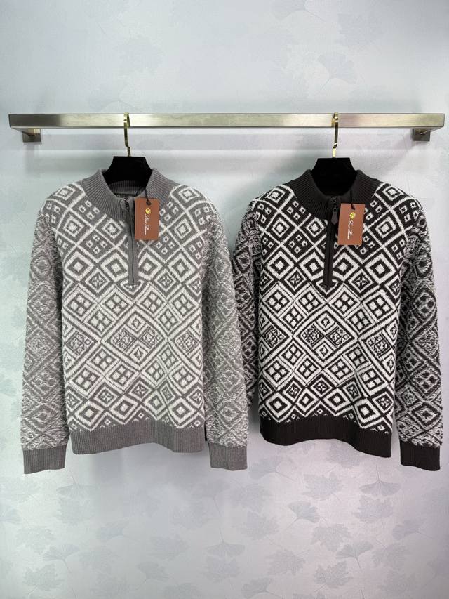 Lp*25秋冬新款菱格纹针织上衣 半拉链设计立领款式 面料柔软舒适 满印菱形提花工艺 立体有层次感 适合日常穿搭 搭配裙装或裤装都很百搭！2色3码Sml