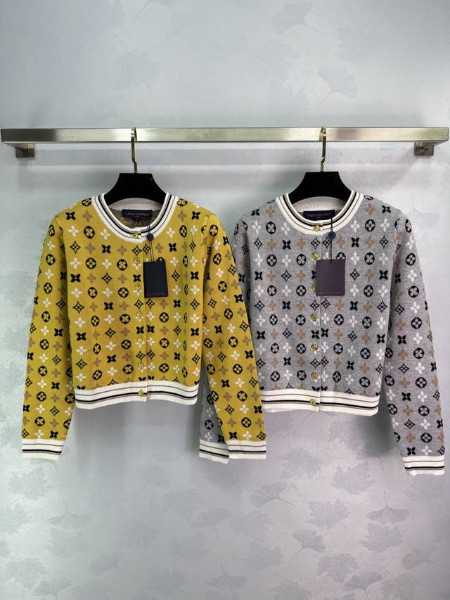 Lou*早秋新款老花系列印花小短款针织开衫 个性元素设计 金属纽扣点缀 满福老花Logo时髦又帅气 经典版型不挑人上身巨显瘦！2色3码Sml。