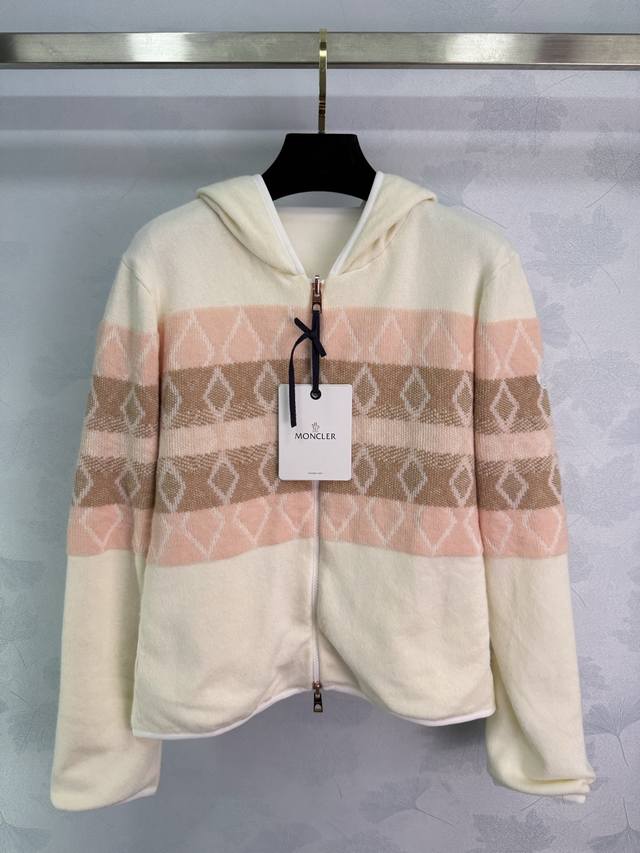 Mo*2025早秋新款菱格连帽外套 双面穿设计 米白粉棕撞色点缀 超美的菱格纹样 羊毛柔软舒适保暖 搭配优雅大方 胸前菱格提花是亮点 显气质 层次感十足～1色3