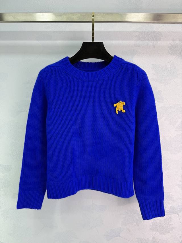 Celin* 25Fw秋冬新款 凯旋门别针圆领套头羊毛针织衫丨独家Yb开发！高版出品！米白羊毛针织的蓬松肌理，裹住秋冬的柔软暖意；胸前红色凯旋门钩针别针是点睛之