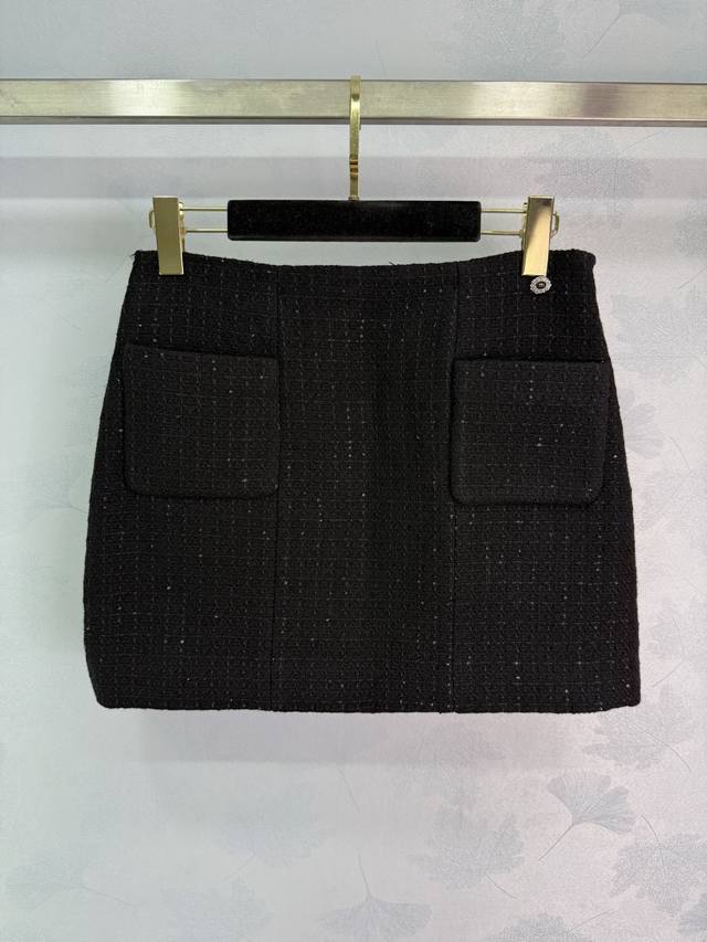 Chane*2025新款格纹粗花呢珠片洋装半裙 定制Yb进口粗纺羊毛呢材质，肌理明显，质感上乘，粗花毛呢面料塑造小香风典范，高腰口袋半身短裙版型，直筒修身包容性