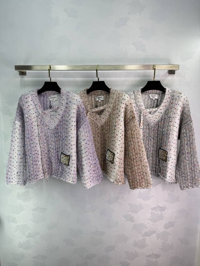 Ch*25秋冬新款彩色波点针织上衣 V领设计 胸前点缀彩色小点 搭配金色Logo徽章 面料柔软舒适 秋冬日常简约百搭款！3色3码Sml