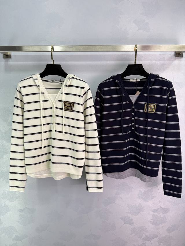 Miu*25早秋新款条纹连帽开衫 面料柔软舒适 带抽绳设计 胸前金色Logo点缀 简约大方 上身增添韩式温柔文艺气息 秋冬内搭叠穿都完美！2色3码Sml