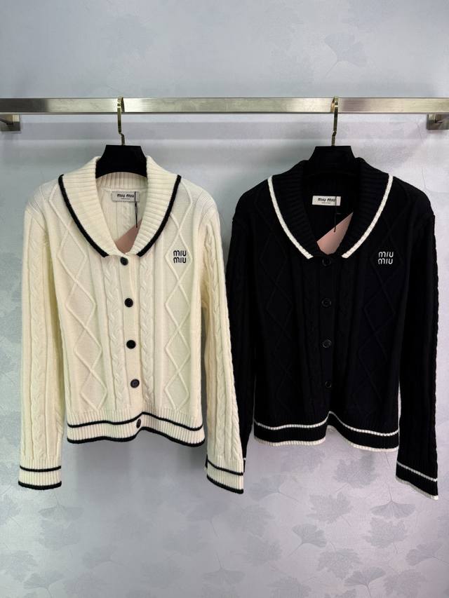 Miumi*2025秋冬新款麻花编织翻领长袖开衫！定制羊毛纱线织造 质感高级 舒适柔软 精致翻领针织长袖开衫剪裁 胸前刺绣字母徽标装饰 彰显品牌调性 版型不挑身