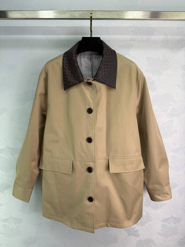 Bo*葆蝶家25新款编织皮翻领夹克外套 美拉德色系 内衬黑白格纹 单排扣延续品牌调性极简中透着高级，轮廓感超级好 ，舒适与时尚兼具。简约品牌标识点缀，低调间尽显