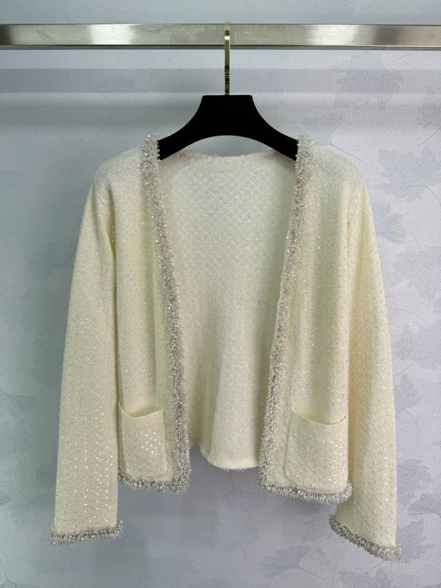 Ce*25秋冬新款重工钉珠针织开衫 圆领正肩开襟设计 领口 前襟 下摆和袖口密集长条钉珠包边 菱格纹亮片点缀 细节精致 马海毛材质 手感柔软舒适 秋冬百搭款！1