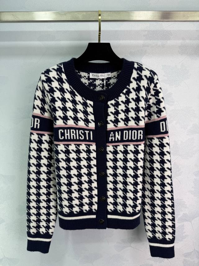 Dio* 2025秋冬新款圆领针织开衫 黑白千鸟格深蓝撞色 袖口和领口有“Christian Dior”字样 品牌感满满 高品质羊毛混纺 柔软又保暖 秋冬穿超合
