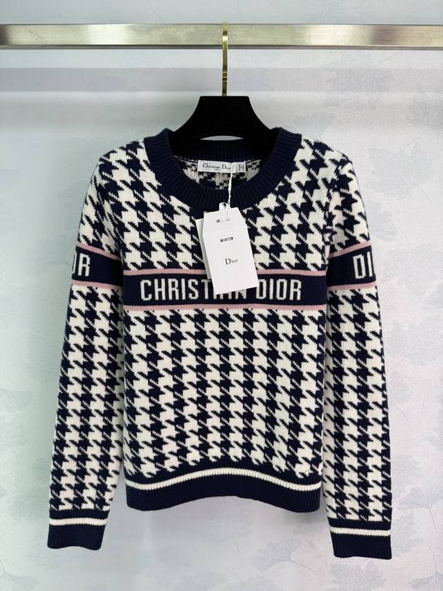 Dio* 2025秋冬新款圆领针织长袖 黑白千鸟格深蓝撞色 袖口和领口有“Christian Dior”字样 品牌感满满 高品质羊毛混纺 柔软又保暖 秋冬穿超合