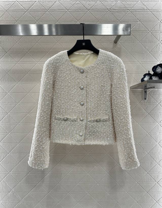 Chane* 2025新品上架 粗纺圆领洋装外套 定制Yb进口粗纺羊毛呢材质，肌理明显，毛料肉眼可见，质感上乘，粗花格纹毛呢面料打造名媛风典范，垫肩修饰头肩比例