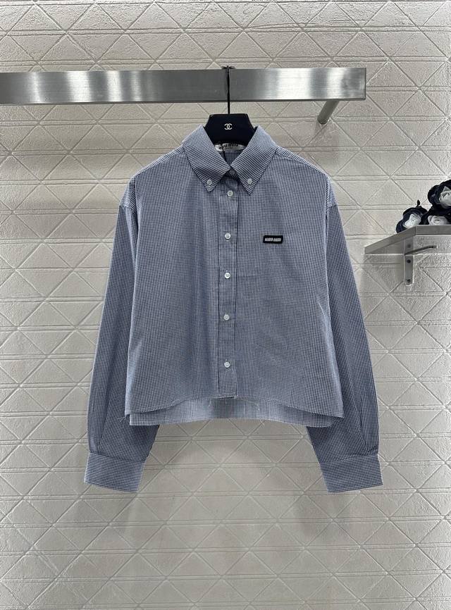 Miumi* 2025新品上架 短款格子衬衣 定制Yb进口棉府绸材质，柔软亲肤，舒适不易皱，长袖短款衬衣，开发，对色对格藏蓝色系格纹元素，配合胸前字母徽标，呈现