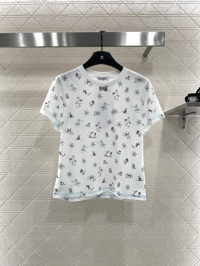 Chane* 2025新品上架 圆领印花短袖 25滑雪系列#定制Yb斜纹全棉材质，质感舒适，弹力十足，常规圆领短袖上衣裁剪，胸口居中位置点缀水钻蝴蝶结徽标，通体