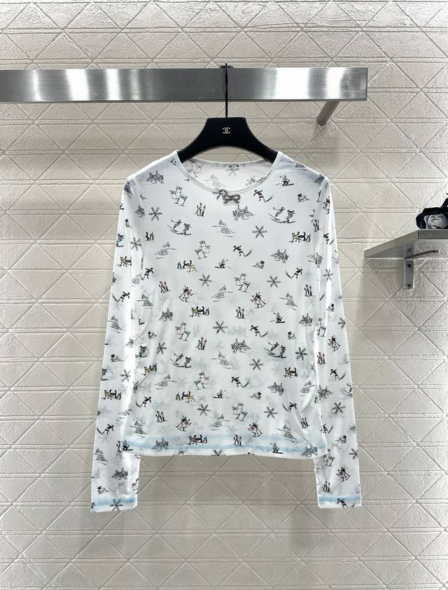 Chane* 2025新品上架 圆领设计滑雪印花上衣 定制Yb斜纹棉材质，质感舒适，弹力十足，修身圆领上衣裁剪，胸口居中位置点缀水钻蝴蝶结徽标，通体满印滑雪雪花