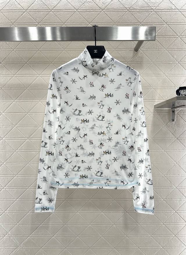 Chane* 2025新品上架 修身滑雪印花高领上衣 定制Yb斜纹棉材质，质感舒适，弹力十足，修身高领上衣裁剪，胸口居中位置点缀立体水钻蝴蝶结徽标，通体满印滑雪