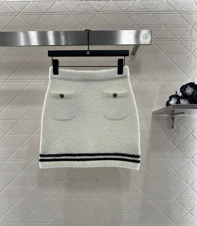 Chane* 2025新品上架 羊绒针织条纹包臀短裙 25Coco滑雪系列#定制Yb羊绒纱线织造，质感高级，弹力舒适，弹力高腰半身剪裁，腰胯微外扩A形设计，改善