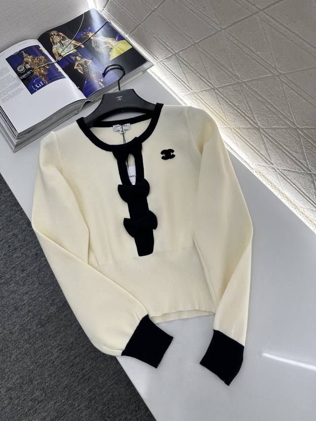 Chane* 2025新品上架 圆领镂空蝴蝶结针织长袖 定制Yb羊毛纱线织造，亲肤柔软，透气舒适，针织毛衣裁剪，带有弹力，呈现显瘦视觉效果，利用挖空设计，蝴蝶结