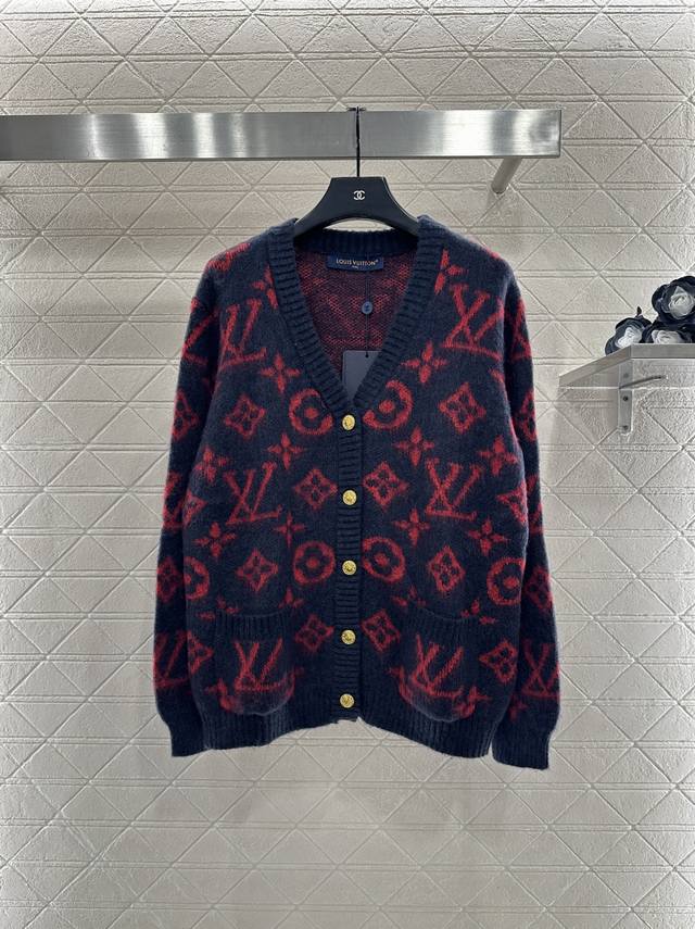 Louis Vuitto* 2025新品上架 V领提花针织开衫 定制Yb羊毛纱线织造，质感细腻，穿搭舒适，V领针织开衫剪裁，Oversized宽松廓形穿出男友感