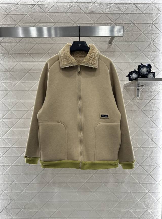 Miumi 2025新品上架 泰迪毛绒拉链外套 外层初剪羊毛材质 内里延伸至翻领 饰以泰迪毛绒材质 质感柔软舒适 时髦洋气 翻立领外套剪裁 拉链下摆袖口草绿螺纹