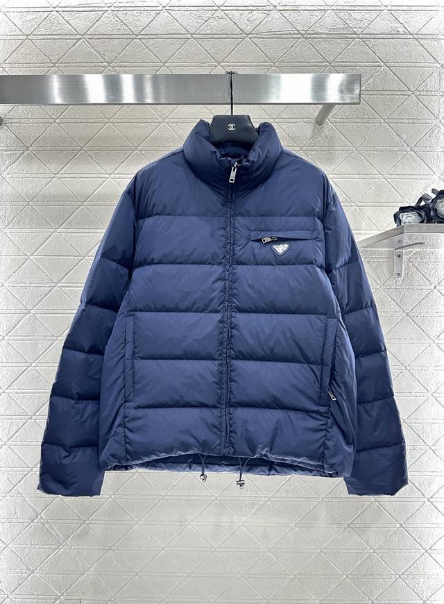 prad* 2025新品上架 长方压纹立领羽绒服 定制Yb进口再生尼龙材质，白鹅绒填充内里，整件轻盈保暖，立领羽绒外套剪裁，飒爽御寒实用性拉满。外套采用长方压纹