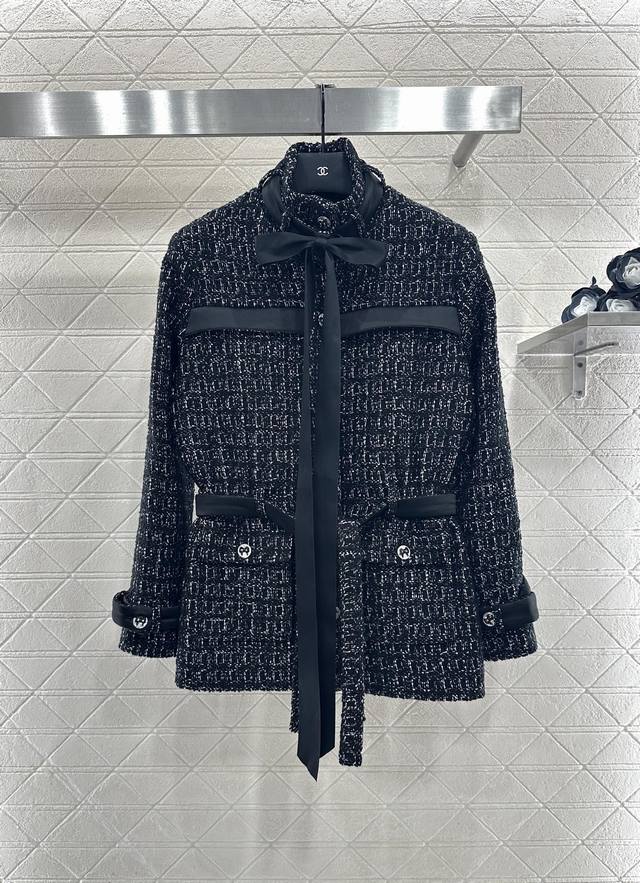Chane* 2025新品上架 洋装捆边蝴蝶结丝带外套 定制Yb进口粗纺羊毛呢材质，质感高级，品相十足，立领洋装廓形外套版型，立体裁剪更显身姿纤细挺拔，领口袖口