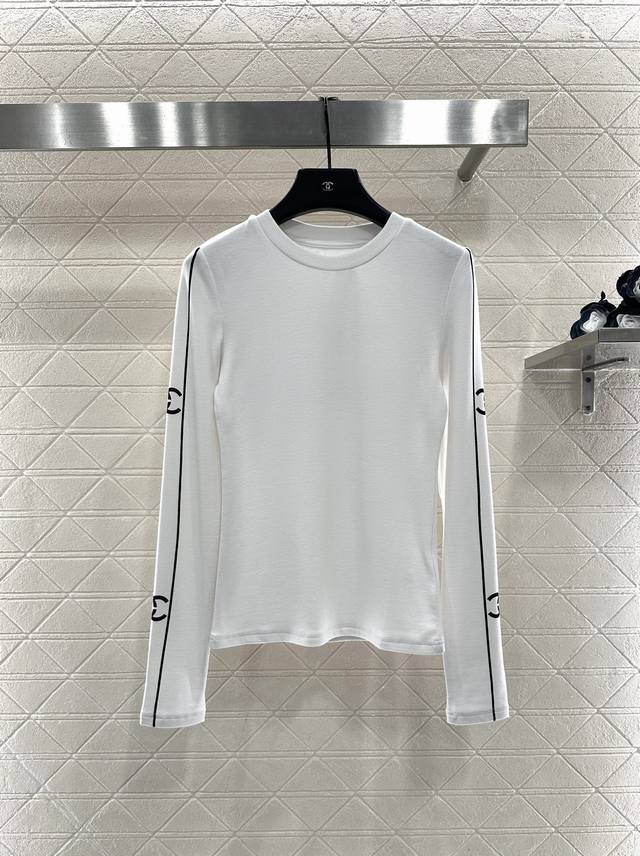 Chane* 2025新品上架 圆领长袖上衣 定制Yb全棉材质，质感细腻，穿搭舒适，圆领上衣剪裁，包边收窄修饰身型，肩膀延伸至袖口以撞色条纹点缀，后背呼应双C品