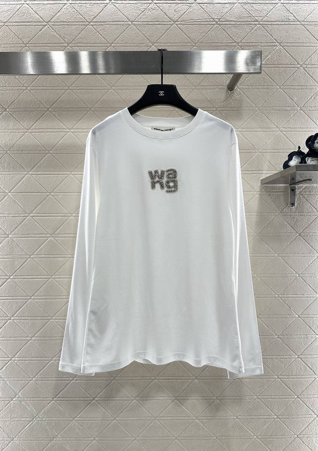 Alexander Wan* 2025新品上架 烫钻钉珠圆领长袖 定制Yb进口棉府绸材质，透气舒适，质感十足，圆领长袖上衣裁剪，凸显品牌格调，采用克重纯棉制成，