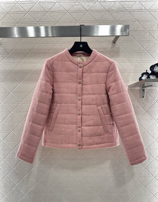 Gucc* 2025新品上架 圆领洋装棉服外套 定制Yb进口粗纺材质，肌理明显，质感十足，衔棉填充内里，整件轻盈保暖。纽扣开襟设计，外层通体压纹处理，双G襟扣点