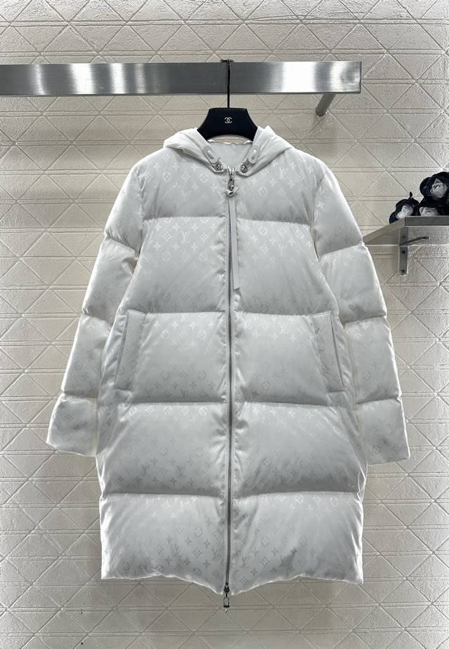 Louis Vuitto* 2025新品上架 连帽提花长款羽绒外套 定制Yb提花尼龙材质，羽绒填充内里，整件轻盈保暖，连帽抽绳直筒中长款外套，暖和不显臃肿，穿搭