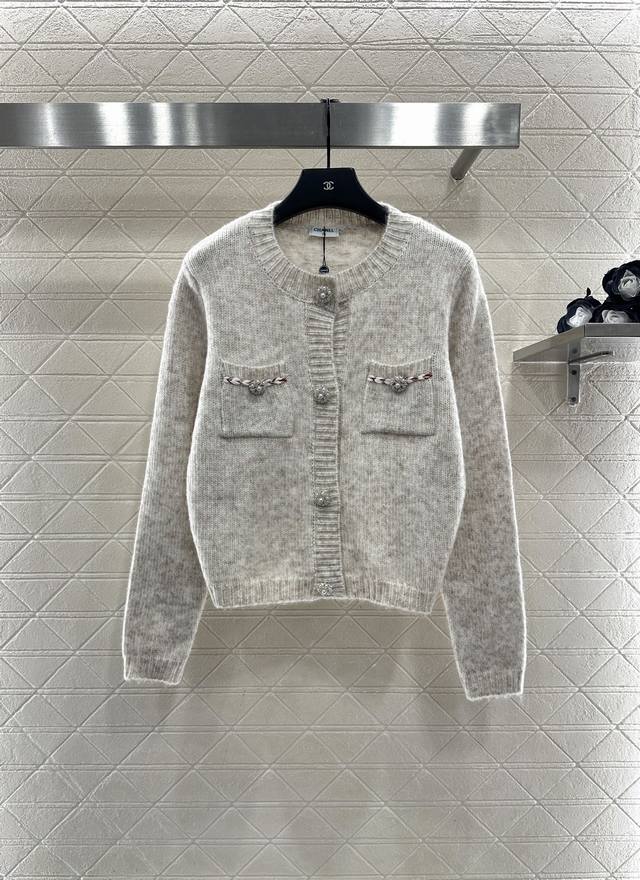 Chane* 2025新品上架 圆领针织开衫 定制Yb羊毛针织材质，质感高级，舒适柔软，圆领开衫剪裁，领口袖口螺纹包边与衣摆相呼应，珍珠水钻花朵造型襟扣点缀，氛