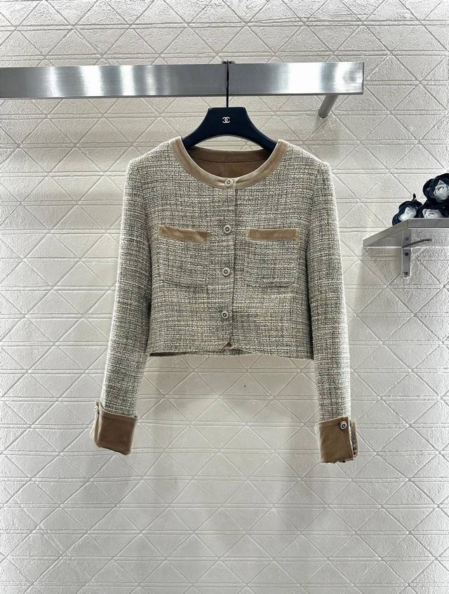 Chane* 2025新品上架 丝绒包边外套半裙套装 定制Yb进口粗纺毛呢材质，质感光泽，品相十足，圆领正肩外套剪裁，领口袖口和胸前口袋均有同色系丝绒包边，开模