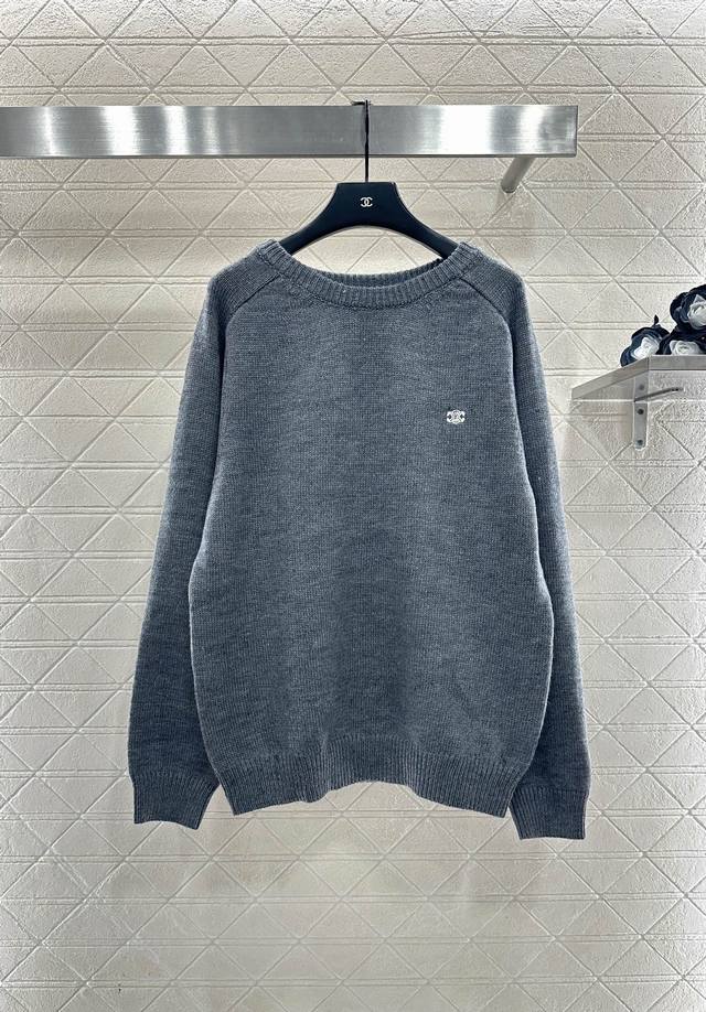 Celin* 2025新品上架 刺绣凯旋门针织套头毛衣 定制Yb羊毛纱线织造，肌理明显，穿搭舒适保暖，针织套头毛衣版型，以弹力坑条螺纹包边收窄，通体百搭素色打底