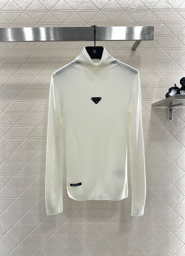 prad* 2025新品上架 修身三角徽标高领打底衫 定制Yb进口羊毛混纺材质，质感舒适，弹力十足，修身高领打底裁剪，胸口居中缝制三角金属徽标，与下摆皮质徽标呼