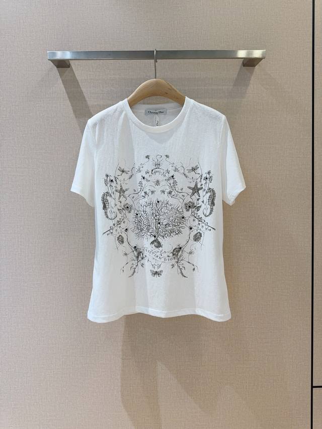 Dio*R 牟钉素描印花百搭T恤 印花圆领Tee,沿用昆虫海底海马牟钉印花图案 ，呈现做旧高级质感棉麻材质 ，跟足原版时尚休闲，随意搭配单品 码数:S，M，L，