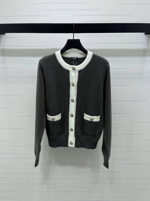 上新原单高端品质 Chane* 2025秋冬最新系列！撞色口袋针织开衫！定制羊毛纱线织造，质感光泽，柔软亲肤，圆领针织开衫版型，通体领边袖口包边撞色处理，成衣对