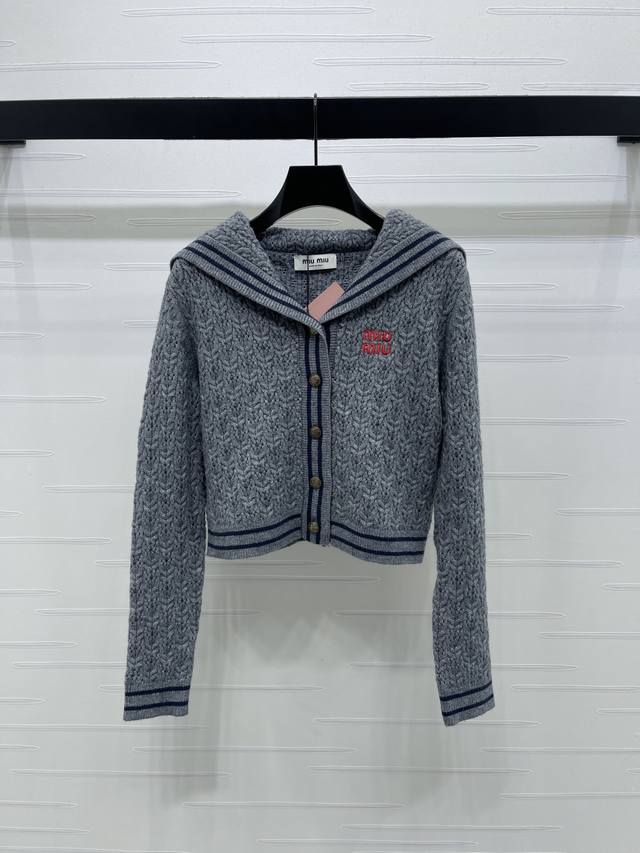 上新原单高端品质 Miumi*2025秋冬最新系列！披肩领针织开衫！定制进口纱线织造 舒适软糯 弹力十足 披肩领针织开衫裁剪 尽显典雅学院风魅力 成衣选用高级走