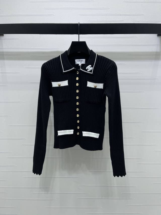 上新原单高端品质 Chane* 2025早秋最新系列！竖坑条翻领针织长袖开衫！定制羊毛纱线织造 质感高级舒适 修身长袖开衫剪裁 领口装点标志性字母徽标图案 彰显