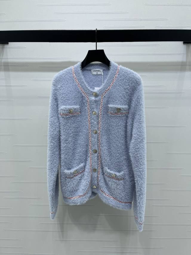 上新原单高端品质 Chane* 2025秋冬最新系列！圆领编织条针织长袖开衫！定制羊毛混纺针织纱线材质 质感高级 毛量明显 圆领针织开衫版型 通体利用毛茸茸肌理