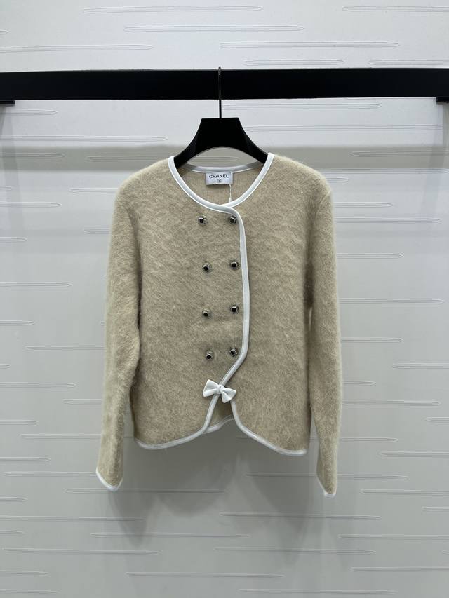 上新原单高端品质 Chane* 2025秋冬最新系列！Coco滑雪系列 圆领蝴蝶结毛绒长袖开衫！定制Yb进口羊毛呢材质，肌理明显，品相高级，双排扣圆领洋装外套，