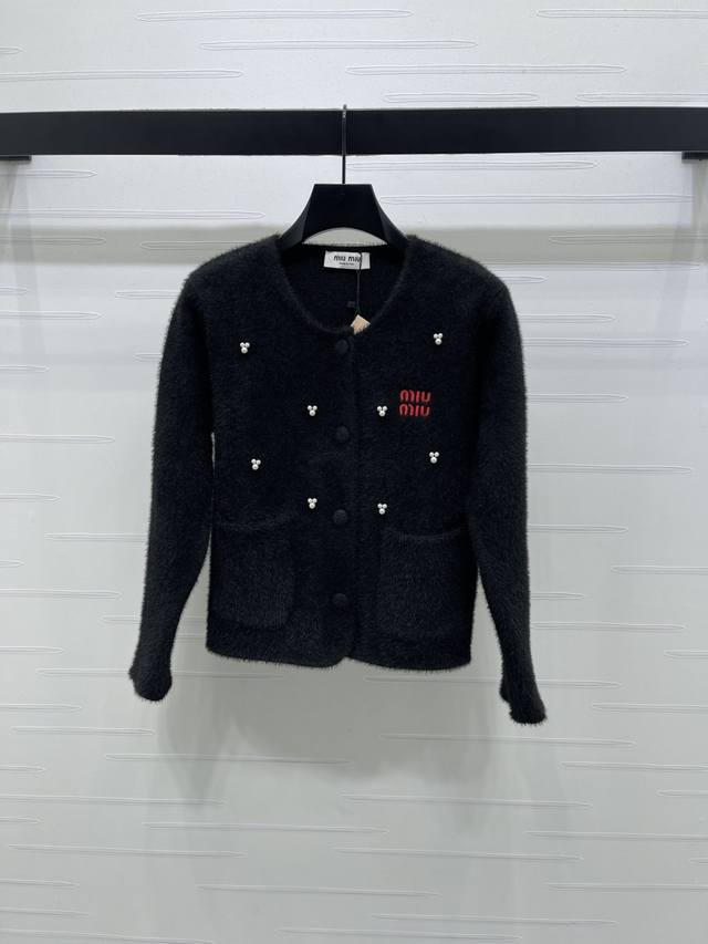 上新原单高端品质 Miumi*2025秋冬最新系列！貂毛圆领长袖开衫！定制羊毛材质 耗时费力的工艺处理 呈现出貂毛肌理毛感 贴肤舒适保暖 圆领长袖开衫剪裁 胸前