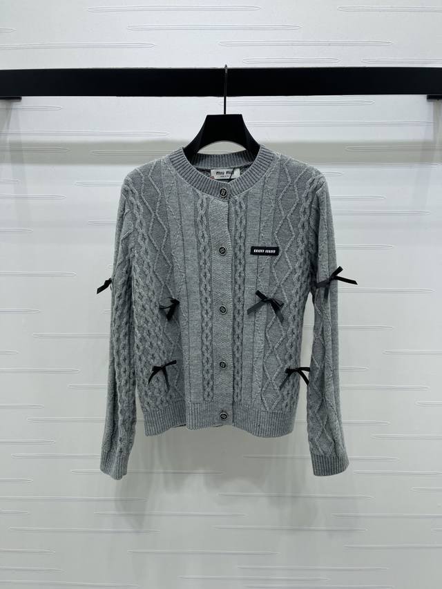 上新原单高端品质 Miumi*2025秋冬最新系列！圆领长袖开衫！定制羊毛纱线织造 柔软亲肤 质感十足 圆领长袖开衫裁剪 时髦休闲 胸前字母刺绣 品牌格调瞬间提